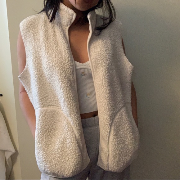 super soft teddy vest 🤍 - Picture 4 of 4